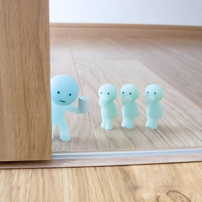 Figuras Smiski Casa de banho junto a uma porta