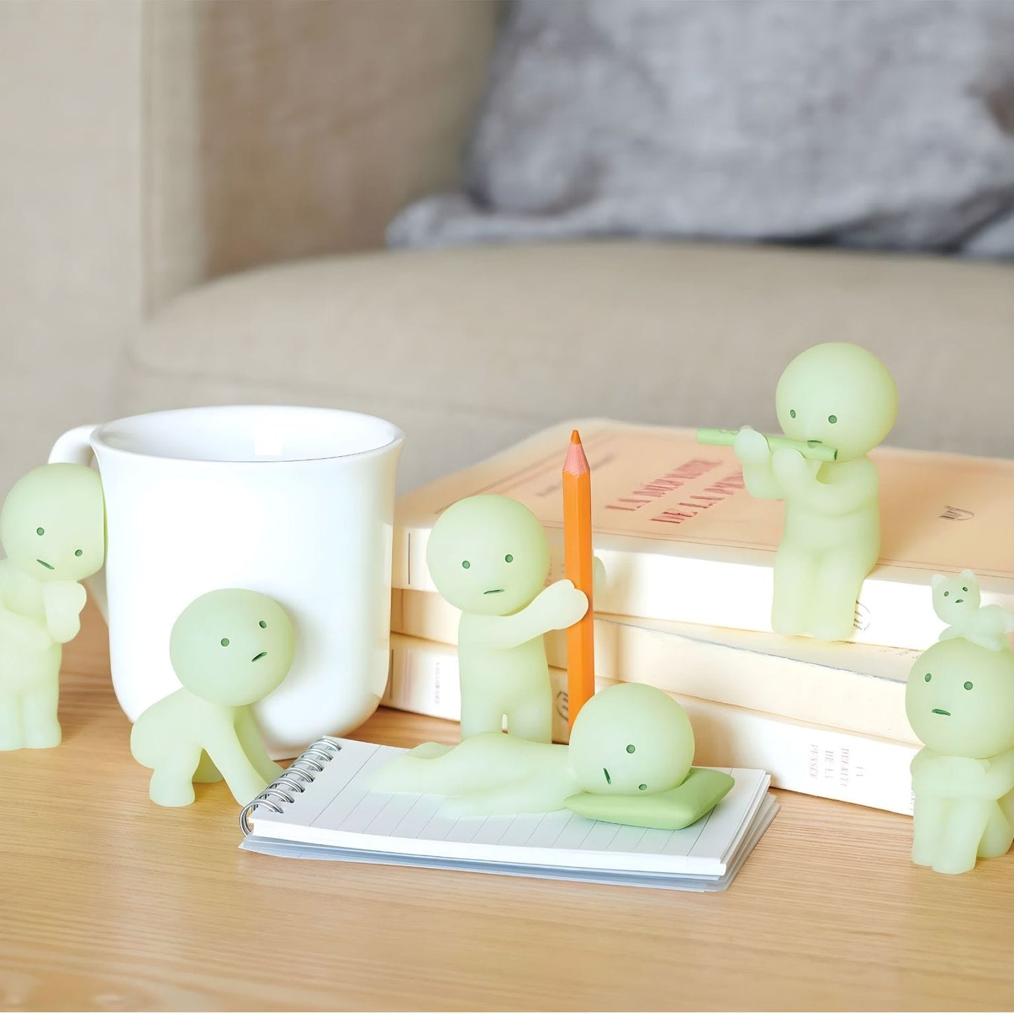 Smiski Living Series com poses inspiradas na sala de estar