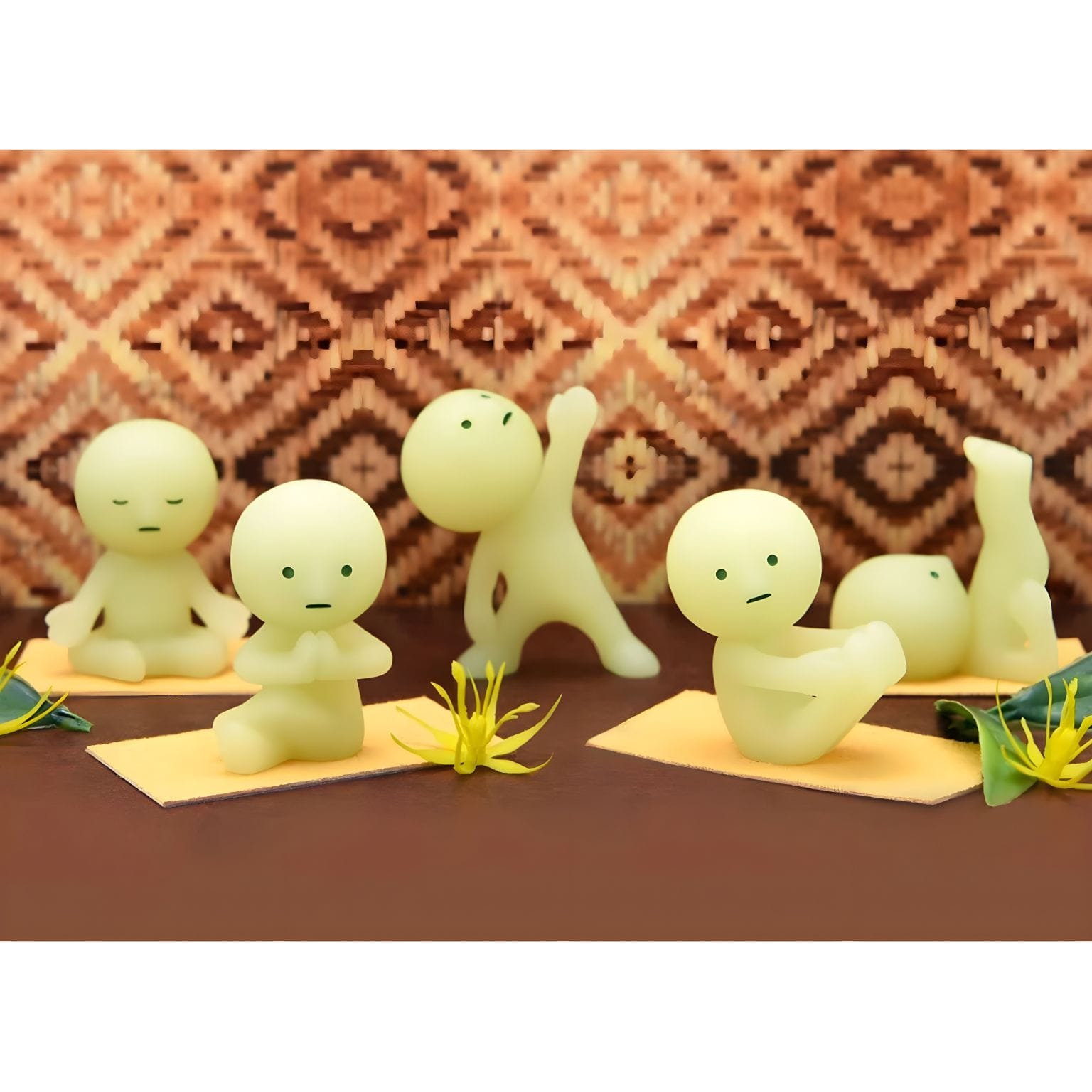 Smiski Yoga colecionável em pose de yoga