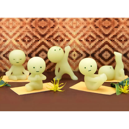Smiski Yoga colecionável em pose de yoga