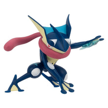 Figura Pokémon Greninja com ação de batalha