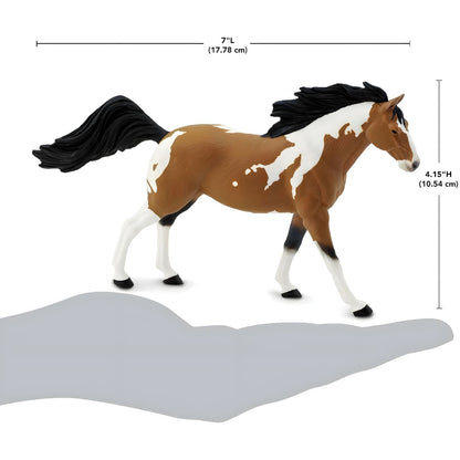 Figura Garanhão Mustang Pinto sobre uma mão com medidas indicadas