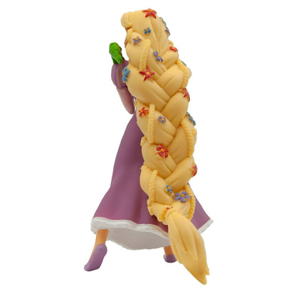 Figura Rapunzel vista de trás com trança longa enfeitada com flores