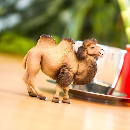 Figura de borracha Camelo Bactriano sobre uma mesa de madeira