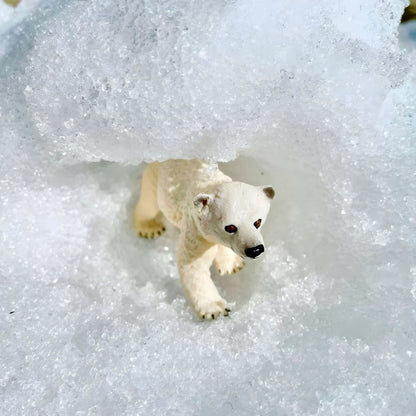 Figura de borracha cria de urso polar para brincadeiras sobre o Ártico