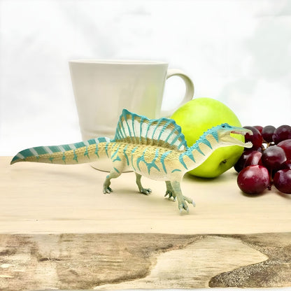 Figura de Borracha Espinossauro numa mesa com fruta