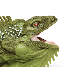 Figura de borracha iguana verde em detalhe para coleção e natureza