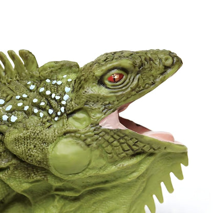 Pormenor da cabeça da Figura de Borracha Iguana Verde de boca aberta