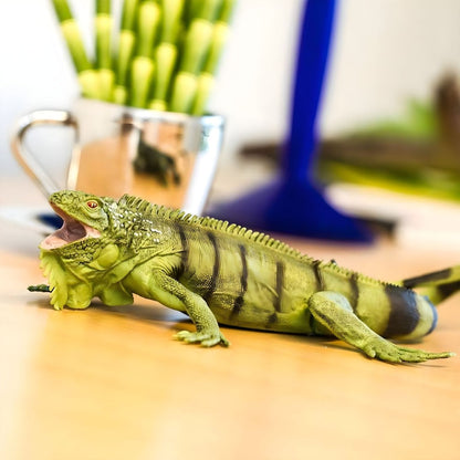 Figura de Borracha Iguana Verde numa mesa de madeira
