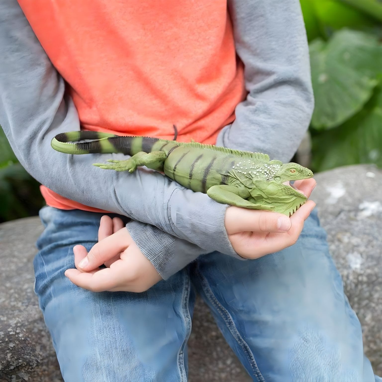 Figura animal iguana verde pensada para aventura e imaginação