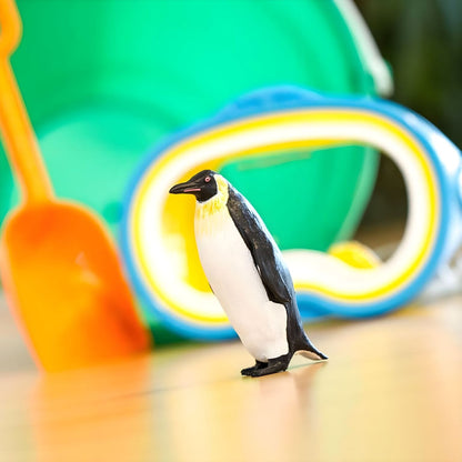 Pinguim Imperador em borracha junto a um balde e pá de praia