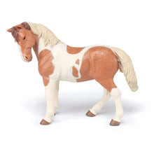 Figura de borracha égua malhada em vista principal