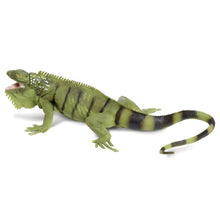 Figura de borracha iguana verde para brincadeiras inspiradas na selva