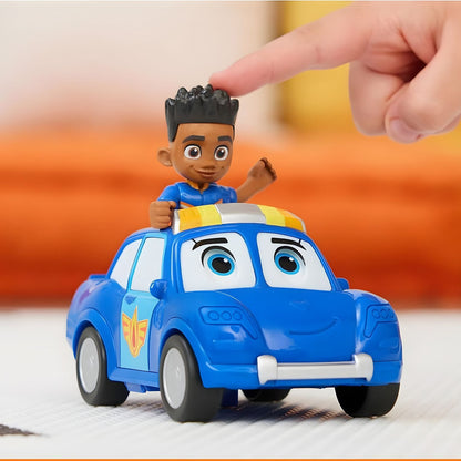 Mão de criança a brincar com Jayden e o carro Piston dos Firebuds