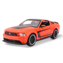 Ford Mustang Boss 302 Maisto laranja com detalhes pretos, miniatura de carro desportivo