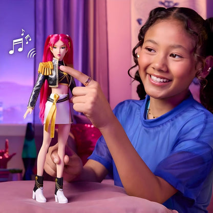 Menina a brincar com a Boneca K-Pop Demon Hunters Mira Musical Golden