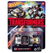 Hot Wheels X Transformers Bone Shaker em modo robot e carro com design flamejante