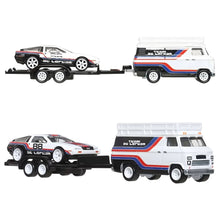 Hot Wheels Team Transport DMC Delorean e Hw Rally Hauler com camião branco de faixas vermelhas e azuis, trailer e DeLorean de corrida número 88