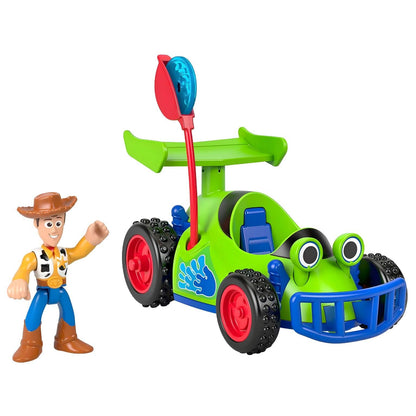 Figura Woody ao lado do Kart verde com antena e lançador do Imaginext Toy Story