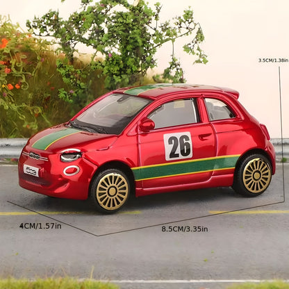 Fiat 500e vermelho com faixas verdes, número 26 e jantes douradas, em vista frontal e lateral com cotas