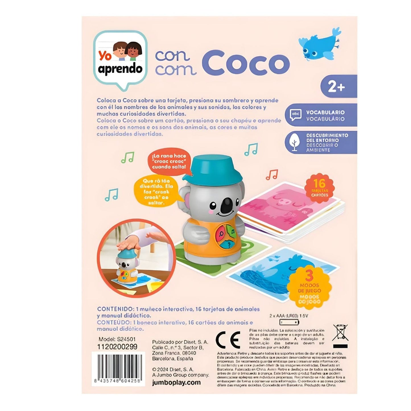 Criança a brincar com o Jogo Eu Aprendo: Aprendo com Coco da Diset com cartas ilustradas e boneco interativo