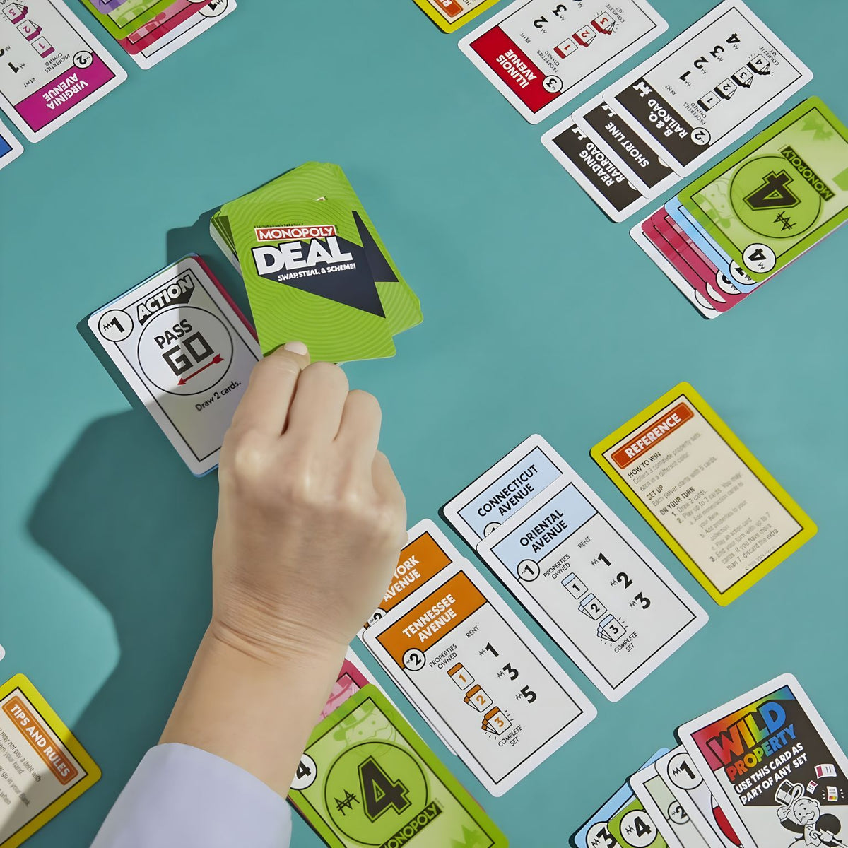 Monopoly Deal em inglês da Hasbro, imagem complementar de apresentação do jogo