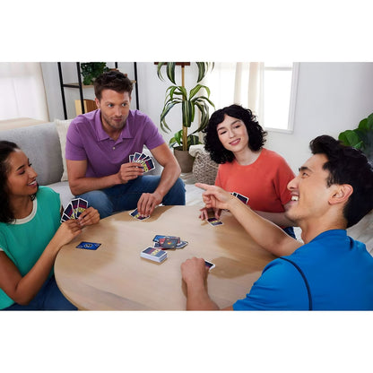Grupo de amigos a jogar UNO Liar's à volta de uma mesa