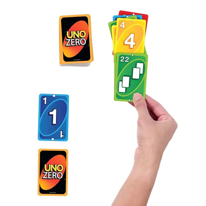 Mão a segurar cartas do jogo Uno Zero sobre cartas na mesa