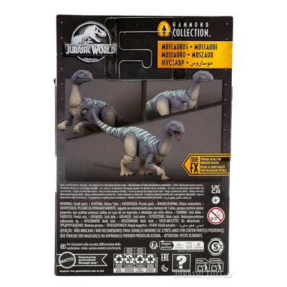 Jurassic World Hammond Collection Mussaurus na embalagem com tons azulados e riscas turquesa, logótipo Jurassic World e selo Hammond Collection