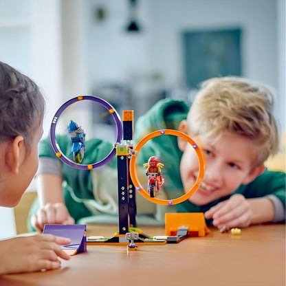 Rapazes a brincar com o Lego City Desafio Acrobático Giratório