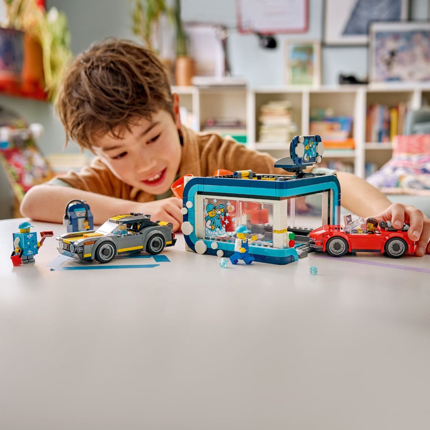Conjunto LEGO City Lavagem de Automóveis com dois carros para faz-de-conta
