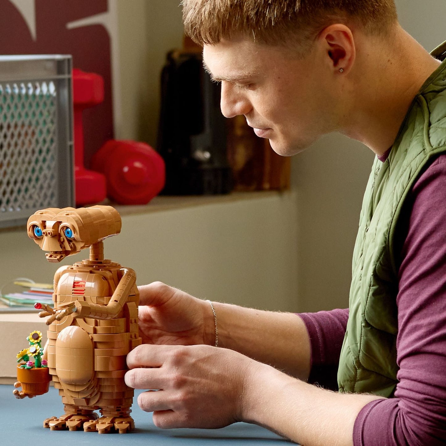 LEGO Ideas E.T. the Extra-Terrestrial com vaso de girassóis