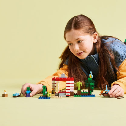 Menina a brincar com o Lego Minecraft A Casa TNT da Selva