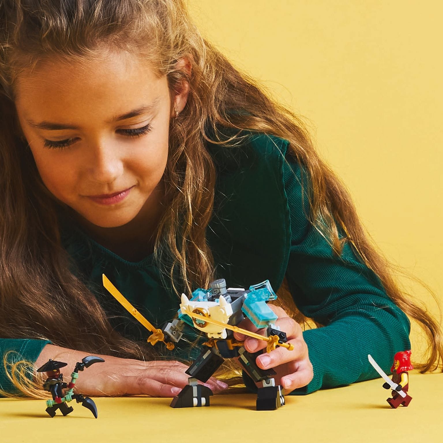 LEGO NINJAGO 71827 com Zane Wyldfyre e Drix em cenário de combate
