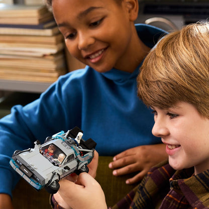 Lego Speed Champions Máquina do Tempo de Regresso ao Futuro carro cinzento icónico DeLorean com minifiguras a brincar