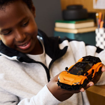 Lego Speed Champions McLaren W1 carro laranja e preto com minifigura piloto e capacete