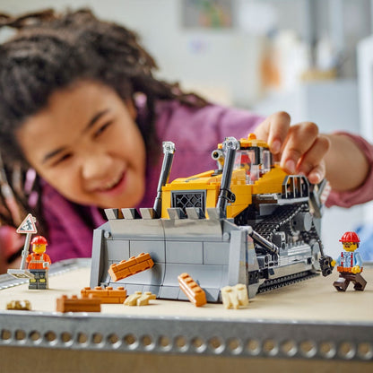 Menina a brincar com o Lego City Buldózer Amarelo