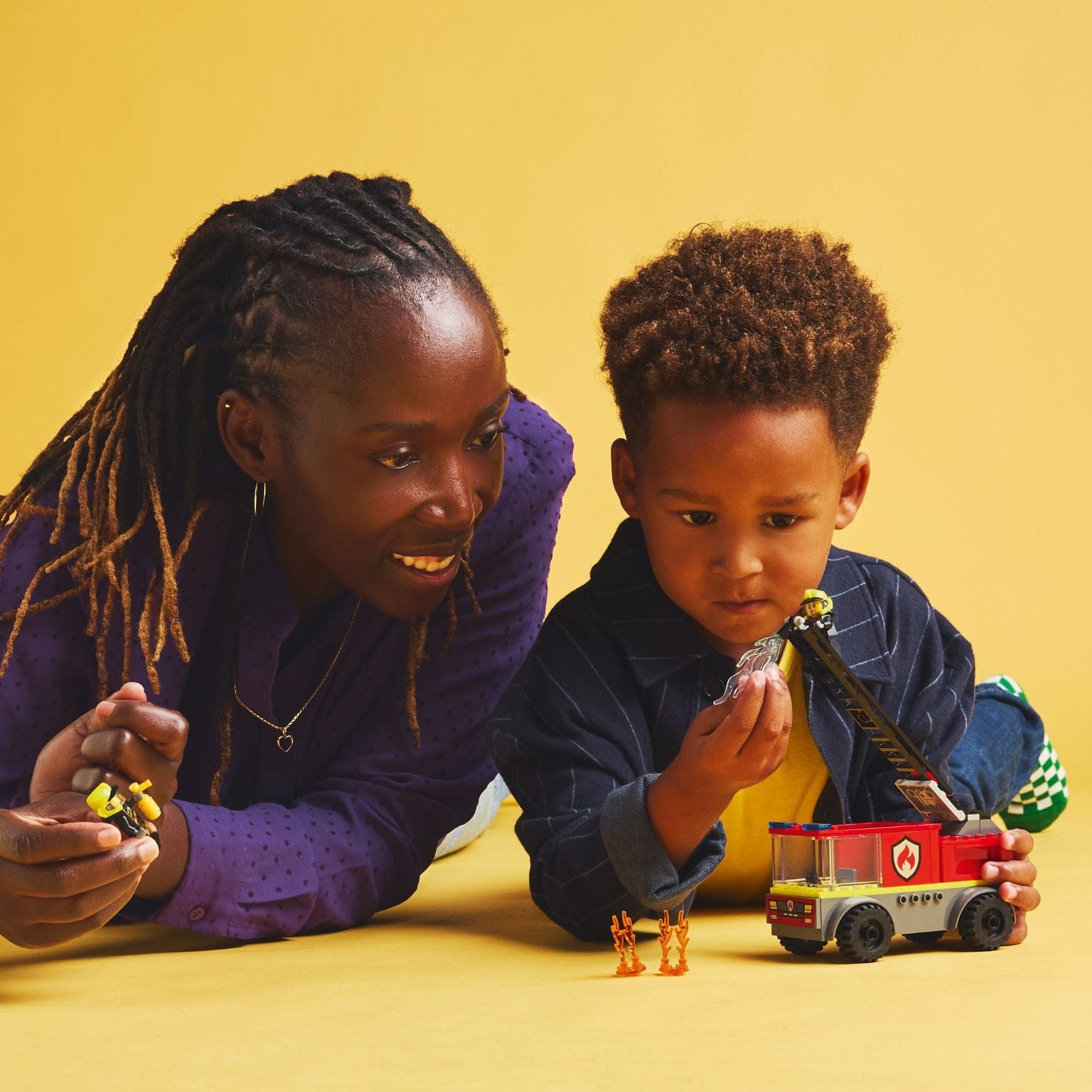 Lego City - Camião dos Bombeiros com Escada com bombeiros, escada elevada e chamas de brincadeira
