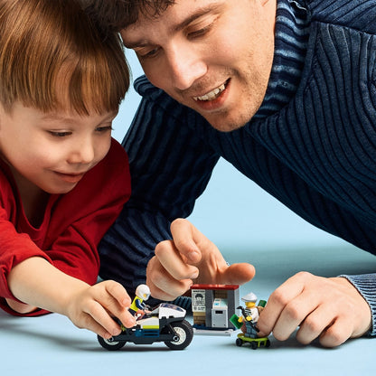 Lego City Perseguição com Mota da Polícia com criança e adulto a brincar