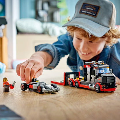 Rapaz a brincar com o Lego City Camião de Exposição de F1 com Carro Audi