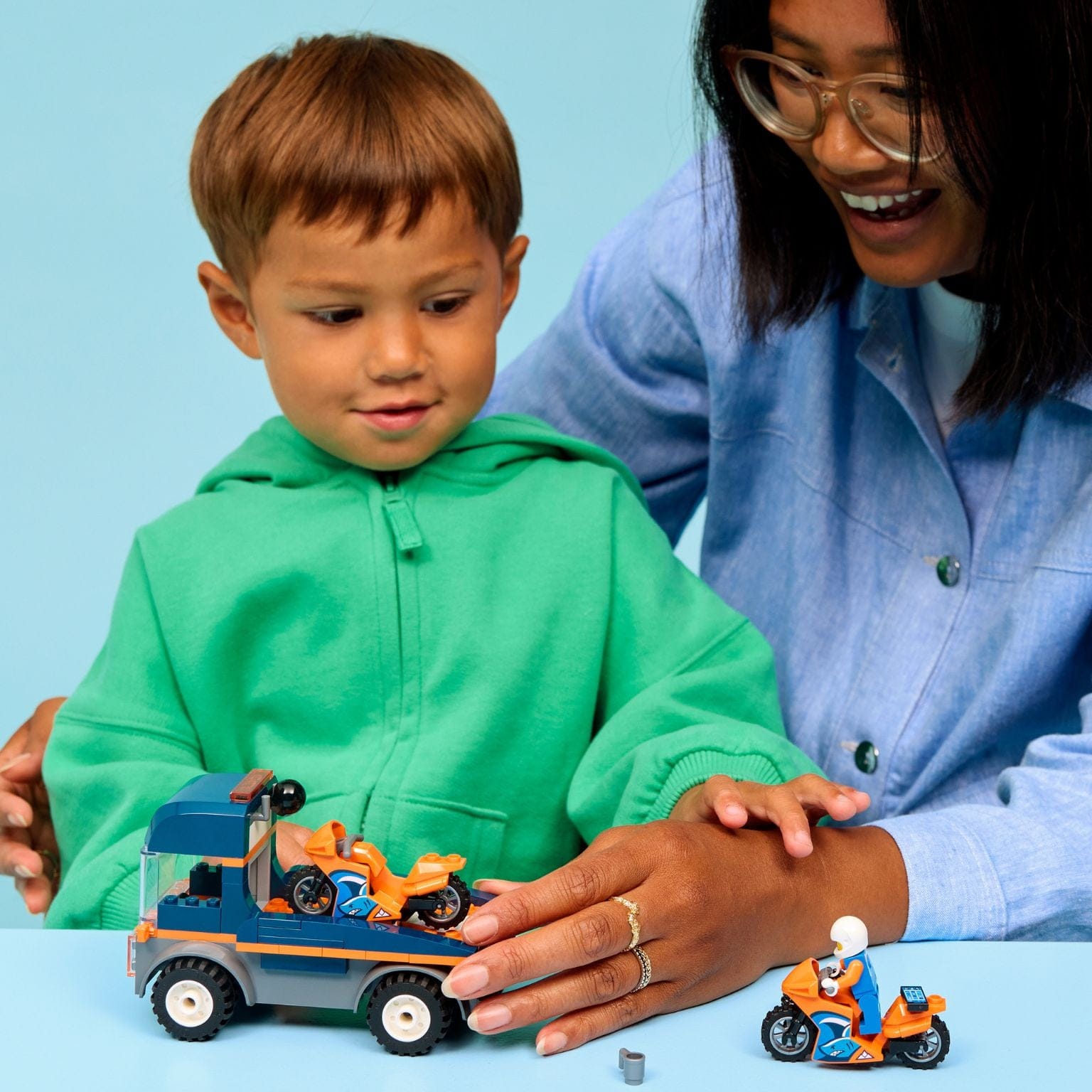 Lego City Camião de Transporte de Motas com camião azul e laranja e duas motos de corrida