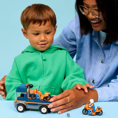 Criança a brincar com o Lego City Camião de Transporte de Motas junto a uma adulta