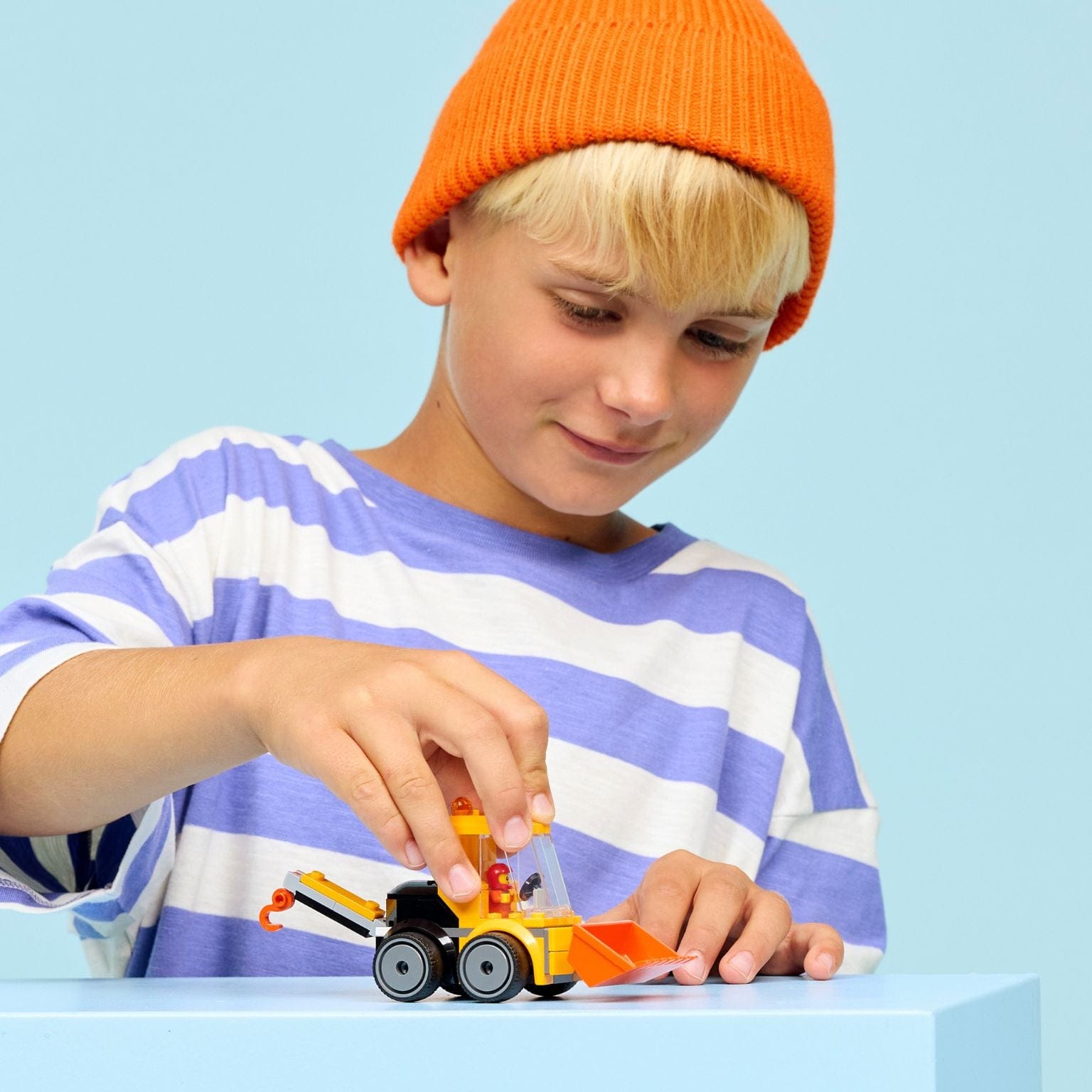 Lego City Carregadora de Construção com pá frontal e figura de condutor