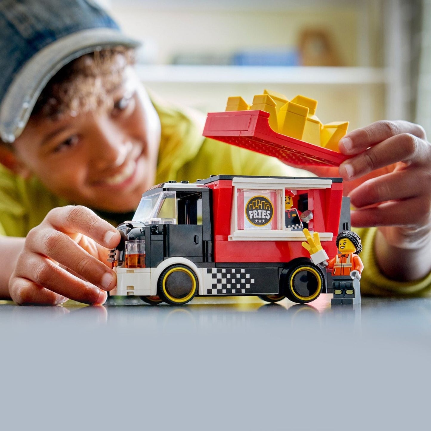 Lego City Carrinha de Fritos camião de comida vermelho com batatas fritas no topo e minifiguras