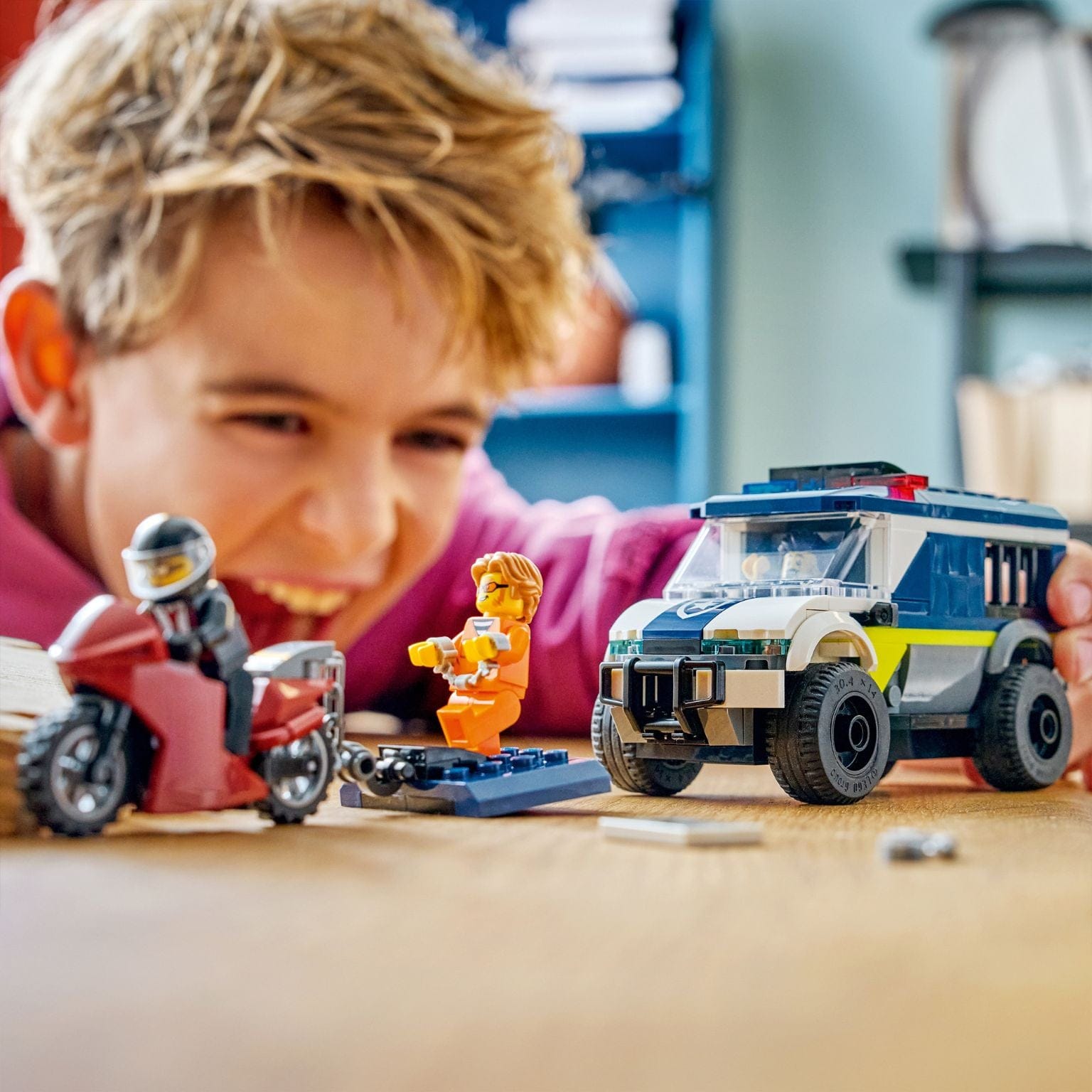 Lego City carrinha de transporte de prisioneiros da polícia com mota e minifiguras em perseguição