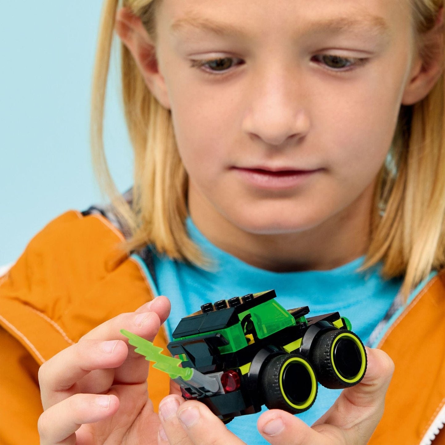 Lego City Carro de Corrida de Gaming com estilo neon e minifigura piloto