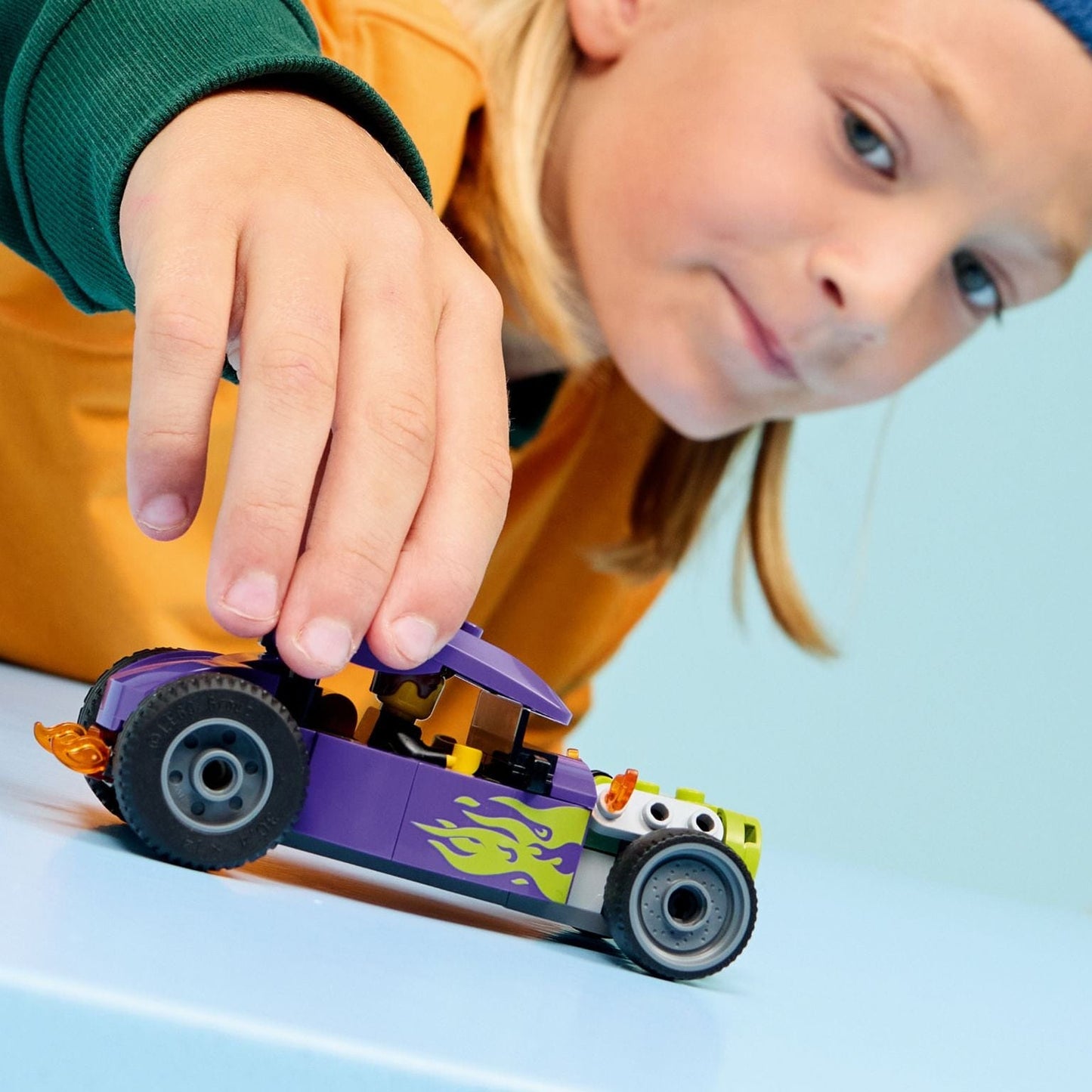 Lego City Hot Rod roxo e verde com chamas e piloto