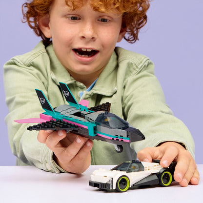 Criança a segurar o jato do Lego City Jato Contra Carro