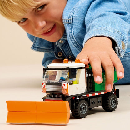 Criança a brincar com o Lego City Limpa-neves