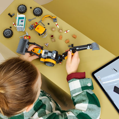 Criança a montar a Retroescavadora Lego City com peças numa mesa
